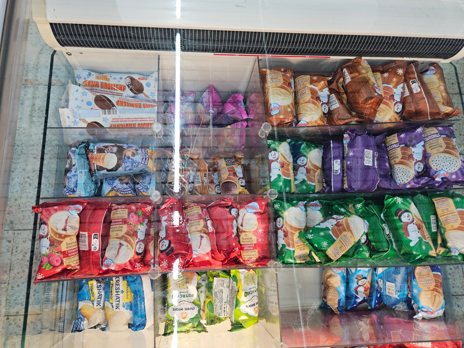 Tiefkühltruhe mit Eis am Stiel und Hörnchen